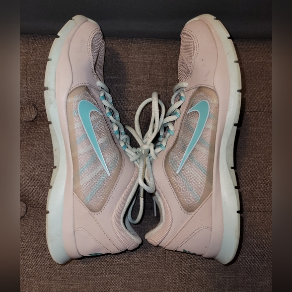 EUC NIKE Athletic Shoes in Light Gray and Teal. Excellent Condition - Picture 5 of 8